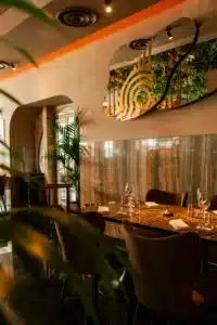 Sala di Follis con tavolo apparecchiato, ristorante di pesce nel centro di Fiumicino a 6 minuti dall’aeroporto