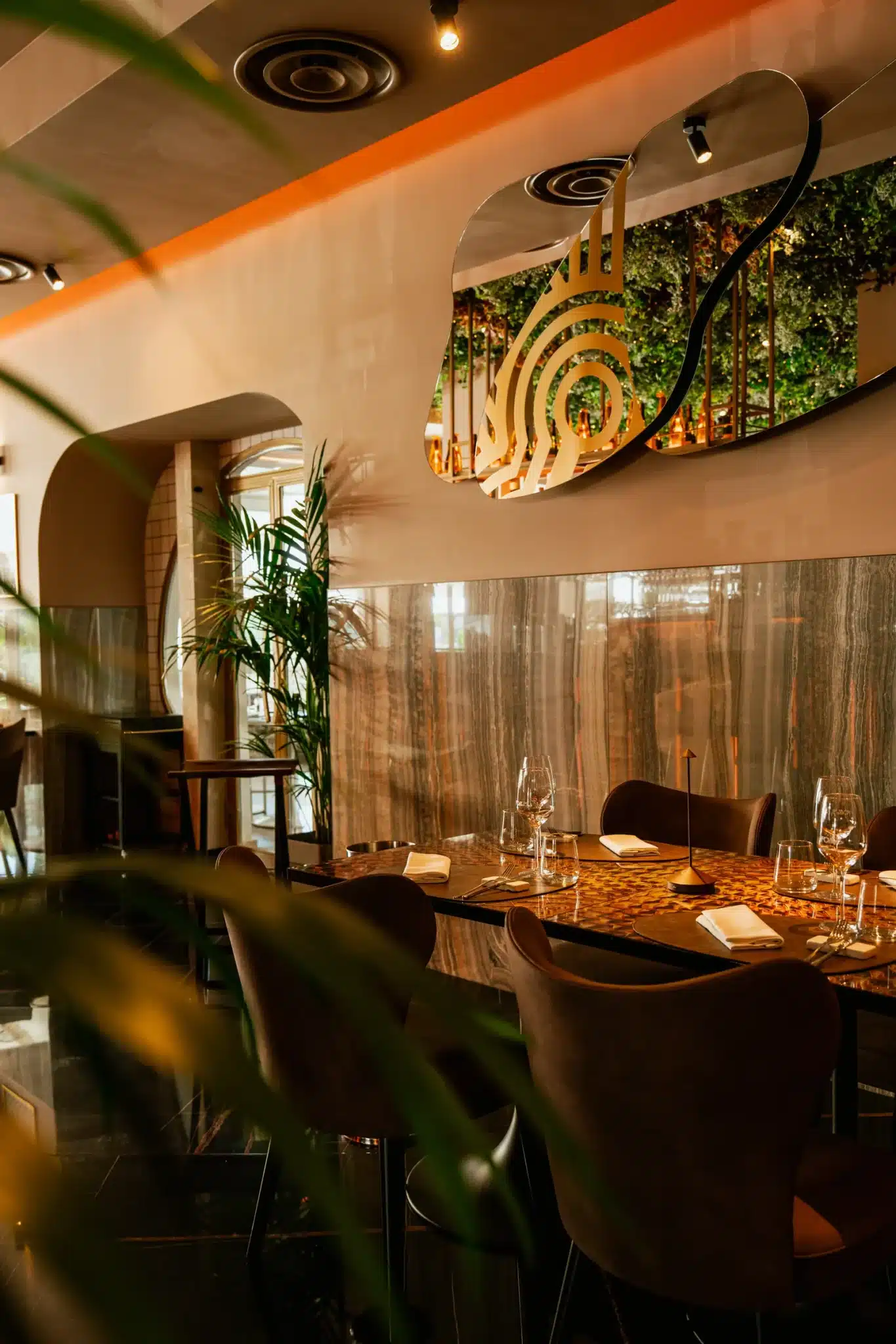 Sala di Follis con tavolo apparecchiato, ristorante di pesce nel centro di Fiumicino a 6 minuti dall’aeroporto